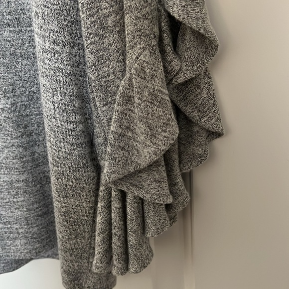 Banana Republic Women's Flutter Sleeve Sweater Sz Med- Like New! - Picture 4 of 4